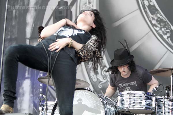 THE DEAD WEATHER - 2010-07-02 - BELFORT - Presqu'ile du Malsaucy - Alison Nicole Mosshart - John Anthony Gillis [Jack White]